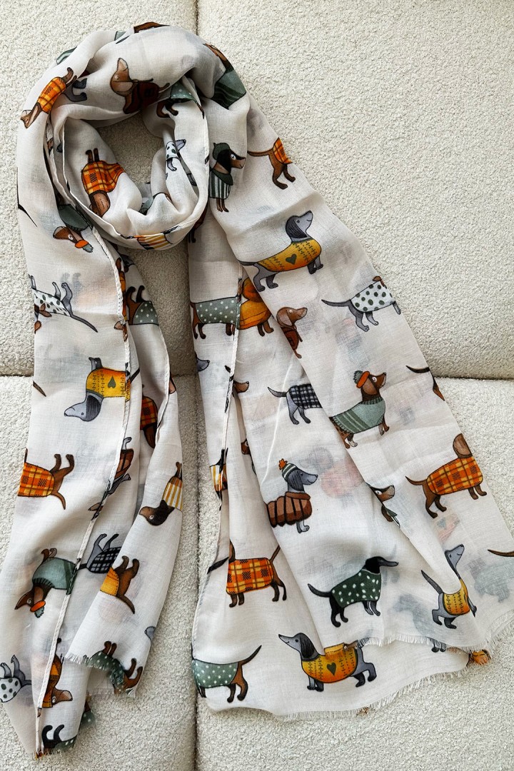 Šatka v ecru farbe s motívom jazvečíka – elegancia jazvečíka  